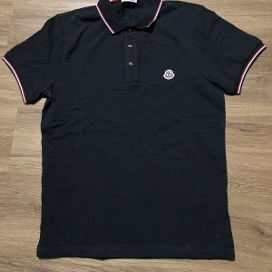Moncler Polo T-shirt - Moncler polo t-shirt Storlek: M Färg: Svart Märke: Moncler Pris: 700kr Leverans: hela Sverige  Om du har några frågor skriv gärna!