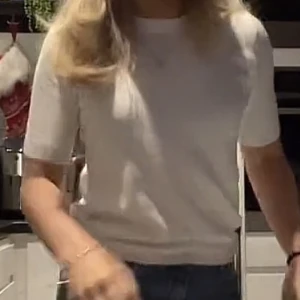 Stickad tshirt från zara - Från zara i vit, som inre komemr till användning💕