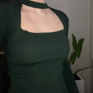 Grön topp från zara i en djupgrön färg med utskärning vid bröstet. I strlk M men passar en S (jag bär i vanliga fall S). Ingen fraktkostnad.
