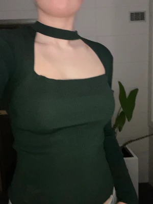Fest-topp - Grön topp från zara i en djupgrön färg med utskärning vid bröstet. I strlk M men passar en S (jag bär i vanliga fall S). Ingen fraktkostnad.
