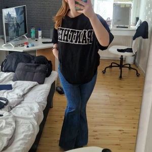 Blåa utsvängda jeans - Supersnygga blå jeans från fashion nova som är högmidjade och utsvängda. Säljer då jag inte använder dem. Köpta här på plick. Passar längdmässigt på mig som är 157cm då de går precis till golvet. Pris kan diskuteras vid snabb affär. 