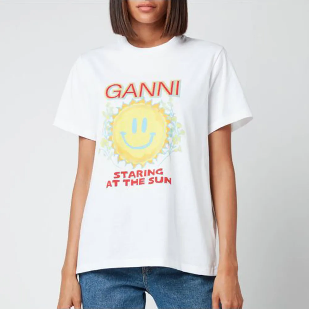 Superfin ganni t-shirt, skriv för fler bilder🥰det är en liten fläck på framsidan därav billigt pris, köpt för 899kr på NK. T-shirts.