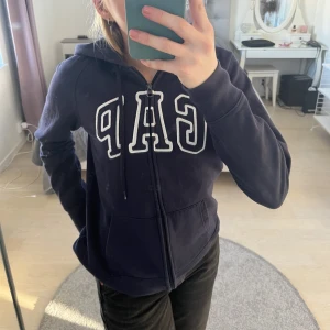 Gap hoodie - Säljer min fina gap zip up hoodie då den inte kommer till användning längre, köpt för länge sedan men den har inte använts så mycket💗 Högsta bud ligger på 230 kr💗