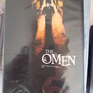 Omen-Klassiker🪻🪻🪻 - Hej alla glada 🪻 Här har jag en dvd-film Omen, en riktig klassiker 🪻 Den måste man bara se🫠 Pris 10 kr plus frakt 16 kr 🪻🪻 Kontakta mig innan köp 🪻 Anki 