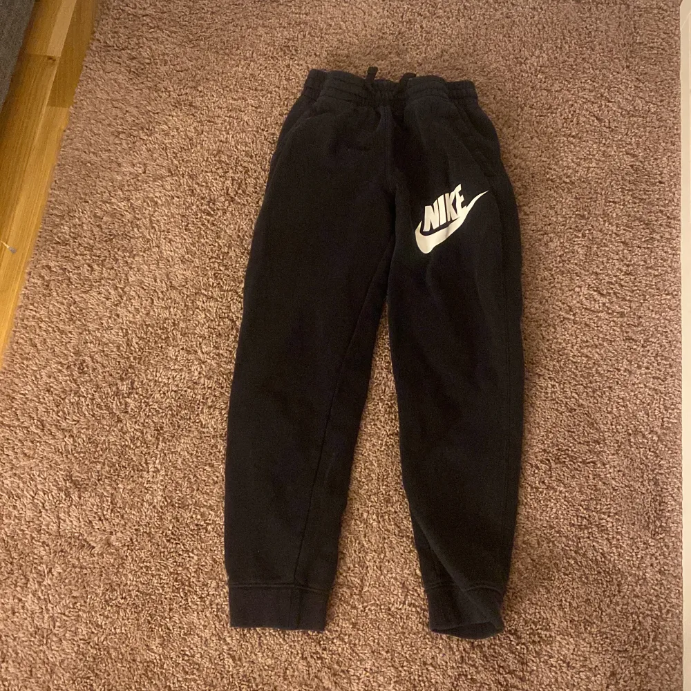Ett par svarta Nike mjukis  byxor i storlek 147-158cm. . Jeans & Byxor.