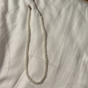 Halsband! - Säljer detta pärlhalsband! Super fina har använts men de har inga skador. Passar med alla outfits (med fest klänning). Passar både killar och tjejer🫶🏼Pris kan diskuteras 