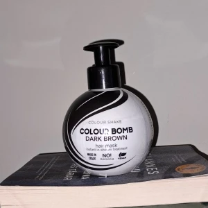 Colour bomb - Hår makser för håret i mörk brun och beige, helt oanvönda ochär jätte simpla att använda  Köp en för 30, två för 50 och alla för 100, pris får o diskuteras lätt så skrive tt pris så går de oftast bra