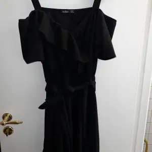 Säljer en svart kläning som är använd bara en gång 