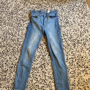 Blå jeans! Använda ca 4 gånger. Är för små för mig så säljer dem!💞💞 köpta för ca 2 år sedan på H&M!