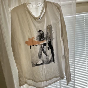 Tröja med tryck 😊 - Aldrig använt, skönt material!