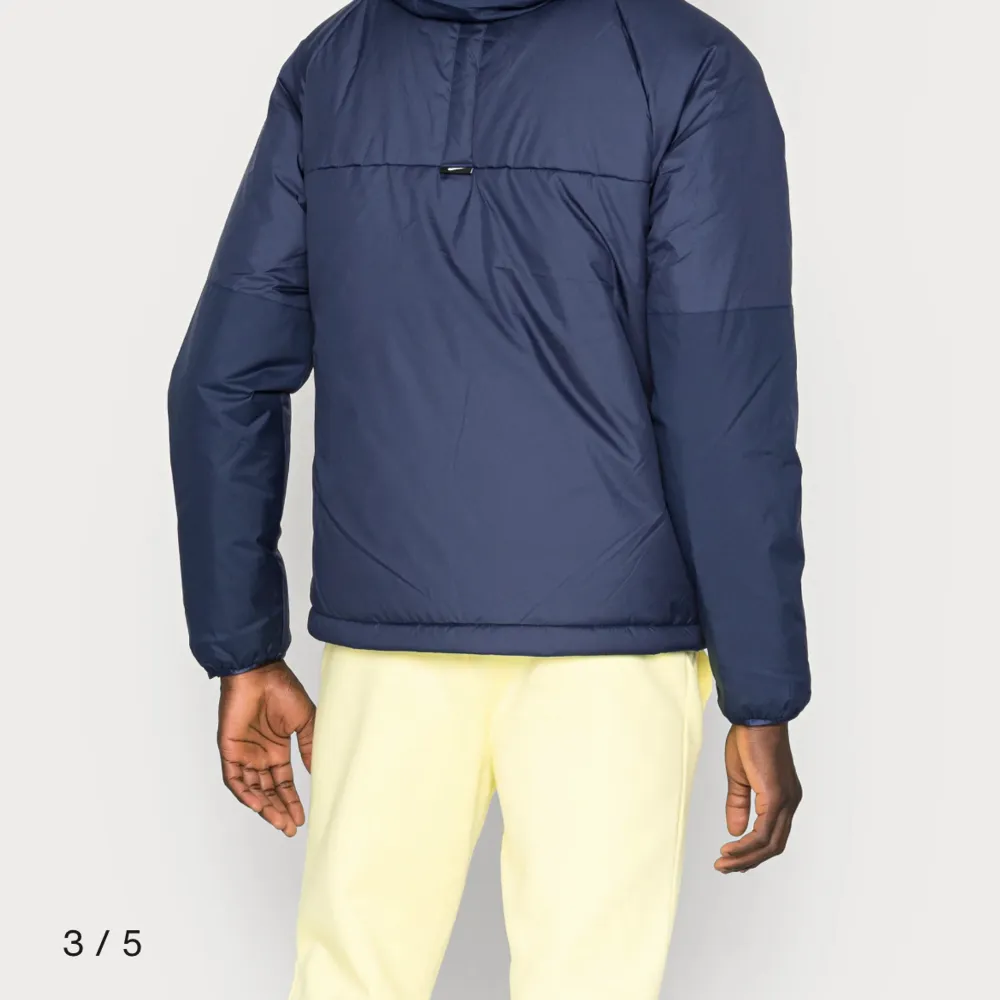 Säljer min helt nya Nike jacka i storlek M.  Blå med mjuk insida, perfekt till vintern och våren. Helt i nyskick.  Nypris : 1349kr Mitt pris 800kr. Jackor.