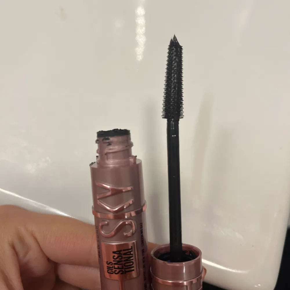 Maybelline Sky High Mascara, enbart testad så i princip oanvänd. Svart. Priset är inkl frakt.. Skönhet.