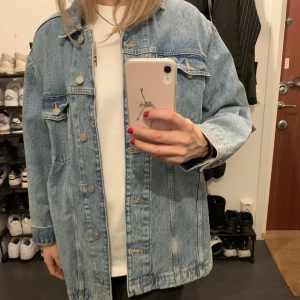 Jeansjacka, Storlek M  - Jeansjacka från Weekday. Storlek M. Relaxed fit! Sparsamt använd! Som ny. Saknar jeans”bälte” men finns öglor i sidan för användning av det. 🦋