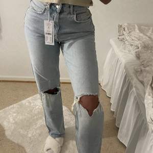 Säljer ett par helt nya 90s jeans i storlek 34 från Ginatricot, då de kommer inte till någon använding🌸