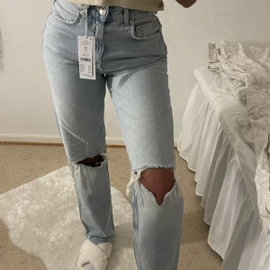 90s high Waits jeans - Säljer ett par helt nya 90s jeans i storlek 34 från Ginatricot, då de kommer inte till någon använding🌸