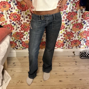 Diesel jeans!  - Säljer dessa jeans från diesel, super coola❤️‍🔥❤️‍🔥 färgern ör lite ljusare i verkligheten Midjemått:80cm Innerbenslängd:81cm