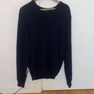 Mörkblå sweater - Superfin, oversized, knitted tröja från Brandy Melville🫶Storlek är One Size och sitter löst på mig som brukar ha M (ibland L). Färgen är mörkblå men lite otydlig på bilden. Väldigt fint skick då den knappt är använd⭐️⭐️