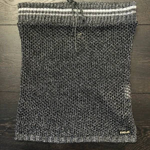 Glittrig tubtopp - Snygg med en axelbandslös bh under. Fint skick 