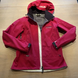 Peak performance skidjacka - Peak performance, skidjacka cerise färg, dam medium.