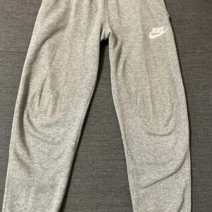 Nike mjukis  - Nike mjukis i storlek 158 (junior storlek). Köpta för 300, säljer för 100. Hoodien som jag säljer, passar perfekt med denna. 