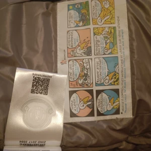 Moncler vindjacka - Moncle'r jackan är i nyskick då den endast är använd ett fåtal ggr.  Grå, storlek 2 motsvarar S/Small.