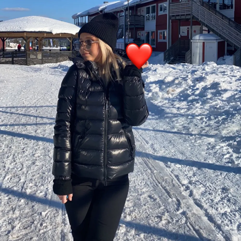 Intressekoll på min moncler bady! Jättebra skick förutom en liten defekt som knappt är märkbar (bilder kan skickas privat)💓💓. Jackor.