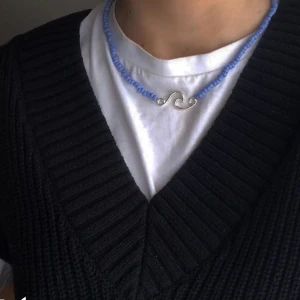 Halsband  - Ett snyggt halsband med en våg, köpt på Plick aldrig använt 