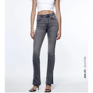 Zara Split Jeans - Zara Jeans med slits🌸Inga defekter utom att dom är avklippta någon cm men är långa på mig som är 164cm❣️Fler bilder kan skickas vid intresse, och köpare står för frakten☺️ 