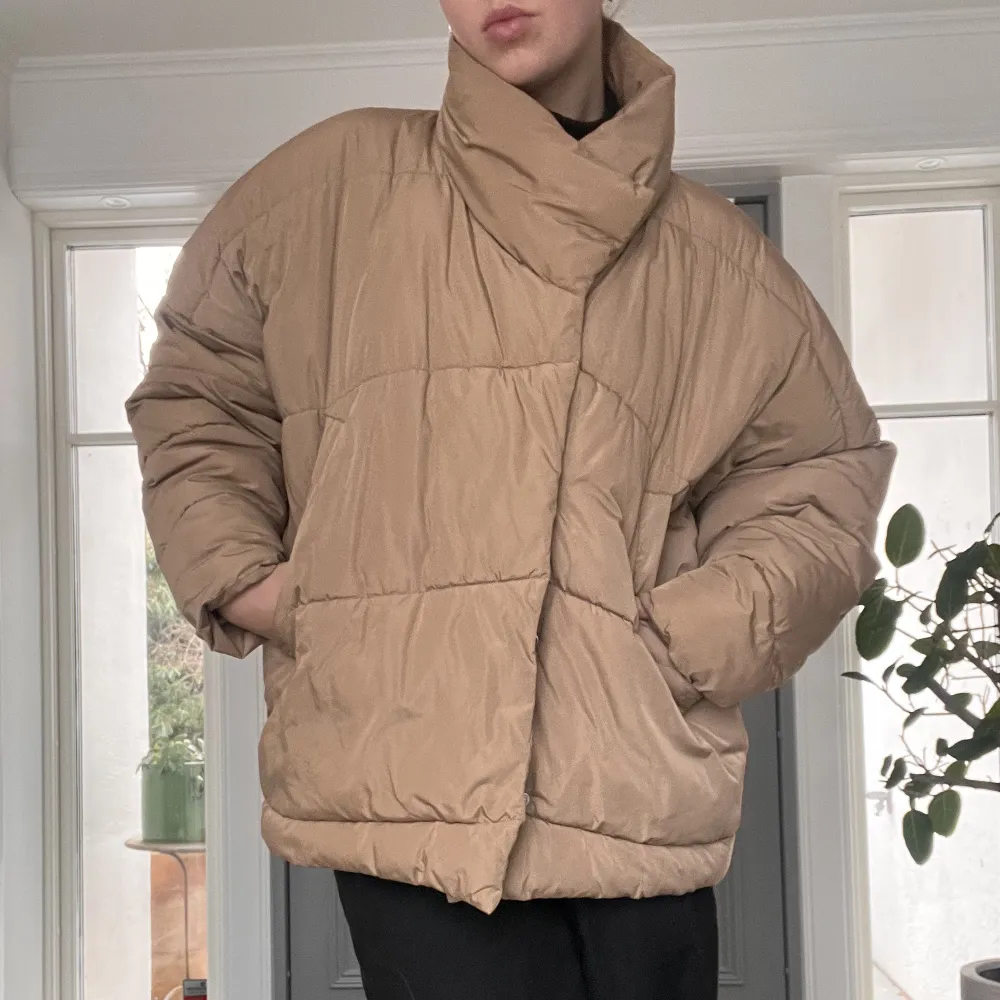 En beige/brun/tan oversized puffer jacket från Bikbok med knappar!🤎🤎. Jackor.