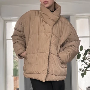 Puffer jacket - En beige/brun/tan oversized puffer jacket från Bikbok med knappar!🤎🤎