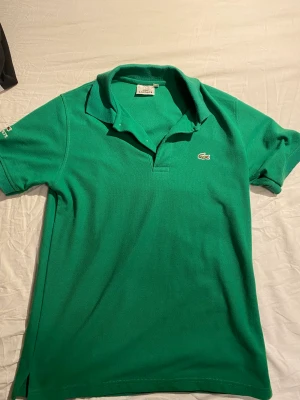 Piké - Grön pikétröja från lacoste