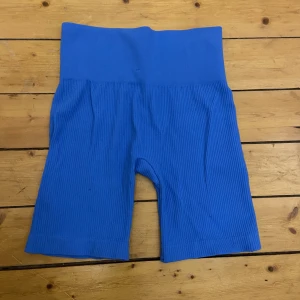 Shorts - Träningsshorts från Pull&Bear! Snygga, sköna och väldigt stretchiga.❣️ Köparen står för frakten.