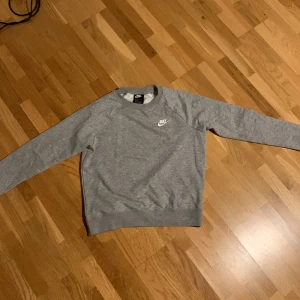 Nike sweatshirt - Grå sweatshirt i jättefint skick. Storlek S, perfekt i storleken. Om mer bilder önskas så är det bara att säga till :) Säljer för 200. 