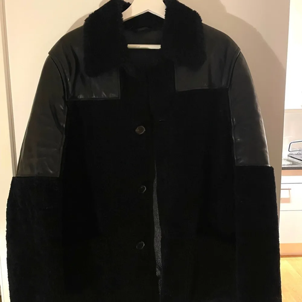 Gorgeous AW15 shearling jacket made of supple leather with ivory buttons, two outer pockets, one inner pocket, worn a few times, in great condition. Size 50.. Takit.