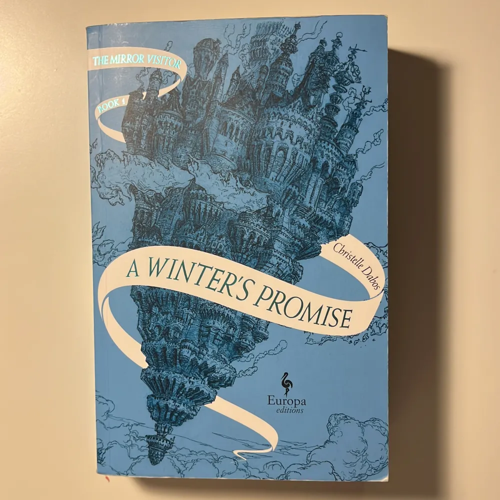 A winter’s promise av Christelle Dabos. The mirror visitor book 1. På engelska. Nyskick, köpte för 159kr . Övrigt.