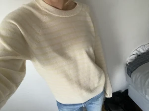 Samsoe tröja - superfin tröja från samsoe samsoe. 100% kashmir och köpte för 2000. Storlek L men jag är 165 o brukar ha S o den passar perfekt💛💛