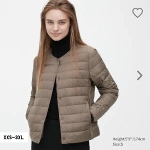 Uniqlo jacka - Säljer denna Uniqlo jacka i brun/biege färg då den inte kommer till användning så mycket. I nyskick och väldigt fin. Hör av er vid intresse eller frågor❤️❤️nypris är 799kr