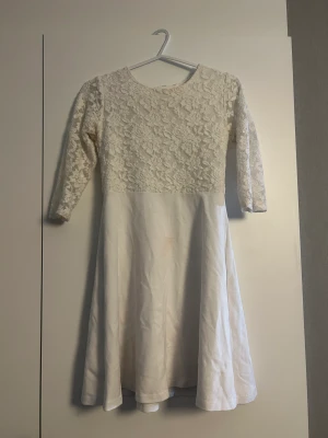 KappAhl vit blommig klänning -  Vit blommig klänning perfekt för sommaren eller våren, den är ganska liten bra för barn.