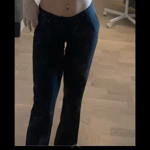 Lågmidjade kostymbyxor - Fina lågmidjade kostymbyxor som jag inte använder längre och har används få gånger. Även omsydda till lowwaist.