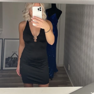 Svart klänning  - Jätte fin klänning som tyvärr inte kommer till användning, perfekt till nyår. endast testad. Storlek XS men är stretchiga så skulle säga att den passar XS-M💓