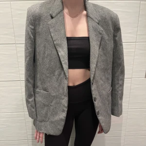 Häftig blazer - Häftig blazer som går att använda på många olika sätt! Den är lite tjockare och har axelvaddar. Det finns ingen storlek men den passar 32-38 beroende på hur man vill att den ska sitta. Frakt är inte inkluderat i priset och betalning sker via Swish. 🤍🤍