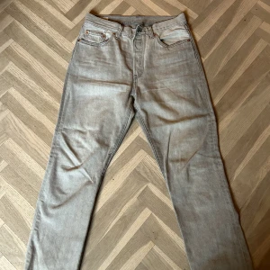 Levi’s jeans - Levis jeans som är använda 2 gånger och inte passa mig riktigt. Är som nya och passar till allt. Mycket fina jeans. 