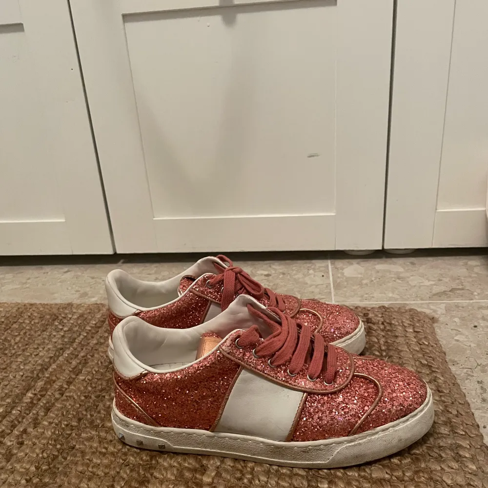 Säljer mina glittriga valentino sneaker. Har all orginalförpackning! Jättefint skick, går att sätta dit 2 nya nitar bak, är lite creasade fram men inget som stört mig! Snarare lite större i stl så passar 36-37. Nypris ca 5500. Skor.