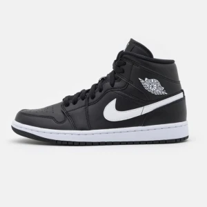 Nike Air Jordan 1 MID - Säljer mina Nike Air Jordan 1 MID i svartvita färger. Har inga defekter, skriv för egna bilder!