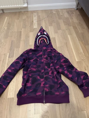 Bape Shark  - Äkta, för fler bilder bara att skriva. Tar emot byten beroende på vad det är. Medium, riktigt bra och inga fel på den. Har inte kvitto. 