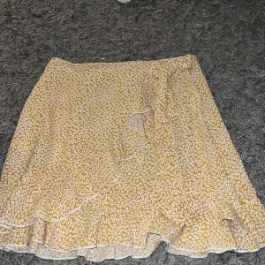 Kjol! - Säljer en fin kjol som jag aldrig använt från shein (Frakt ingår i priset! Så bara 50kr)