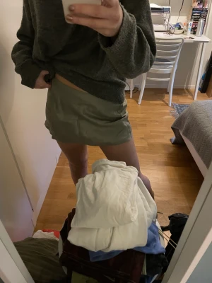 Mini kjol - Säljer denna super söta mini kjol från Gina tricot då färgen inte passar mig