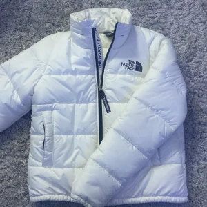 The North Face Jacka - Säljer min superfina The North Face jacka i storlek S.  Köpte den förra året på JD sports och har använt den mycket sparsamt, inga fläckar eller liknande. Säljer för 1500kr ( nytt pris 2500kr) Fråga gärna om fler bilder. Köparen står för frakten💗💗