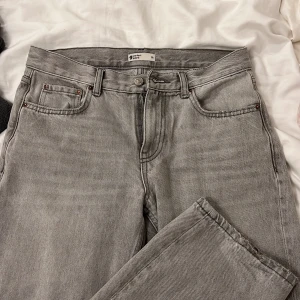 Gråa low waist jeans - Säljer mina nästan helt oanvända low waist jeans från Gina, nypris 499kr och säljer för 350kr. Köparen står för frakt.😊