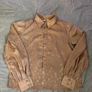 Blusar  - Är helt ny köpt till min syster som present men hon tyckte inte om färgen 